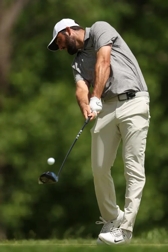 Scottie Scheffler plays composed golf during a remarkable major championship round.